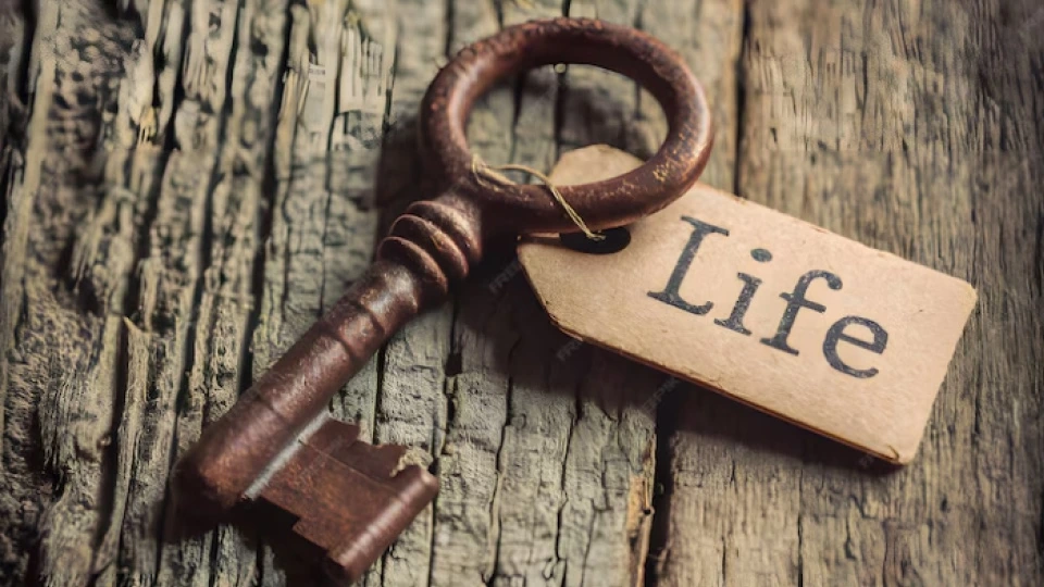 Imagen de fondo: llave de hierro etiquetada con la palabra life.